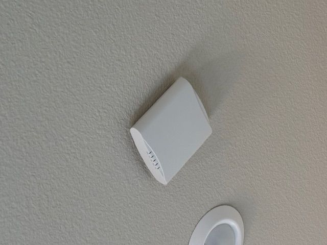 one of 2 wifi extenders (ceiling mounted) without power/ lights